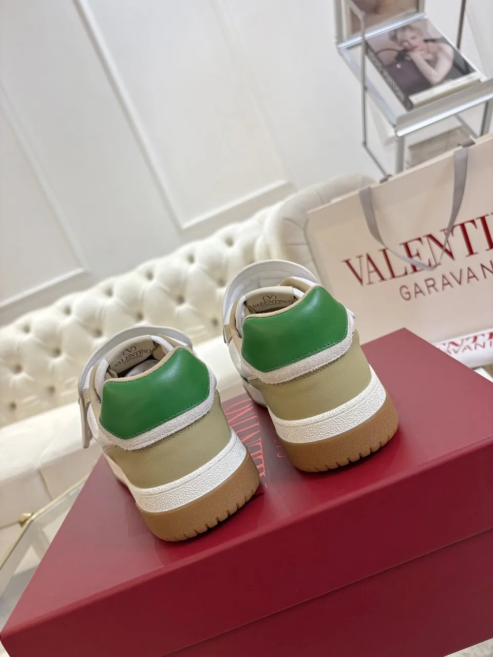 👟👟Ex-factory price 640👟👟 🔺Valentino🔺 Valentino casual shoes! Top version!  Purchase the original version and develop it 1:1! Lasting technology, classic splicing, fashionable and versatile, 🎁Full set of packaging at the same time at the counter. Fabric: customized cowhide + super soft sheepskin + mercerized cow suede. Lining: original double-sided velvet + breathable mesh. Outsole: original TPU material outsole, non-slip and wear-resistant. Code number: men 39~46